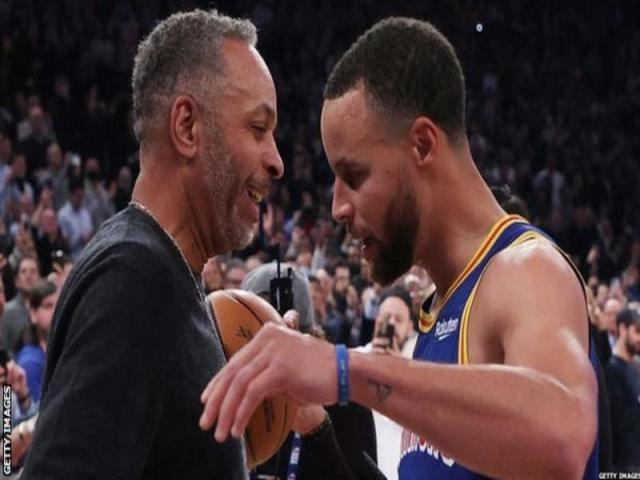 Stephen Curry: Golden State Warriors player breaks Ray Allens NBA three-point record