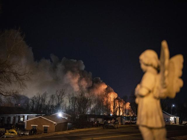 Thousands flee homes near N. Carolina fertilizer plant fire